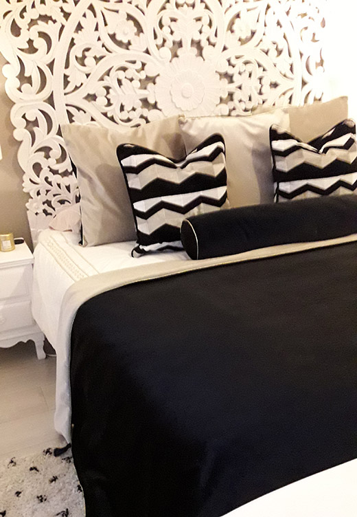 projet client d'une parue de lit avec un ensemble de coussins